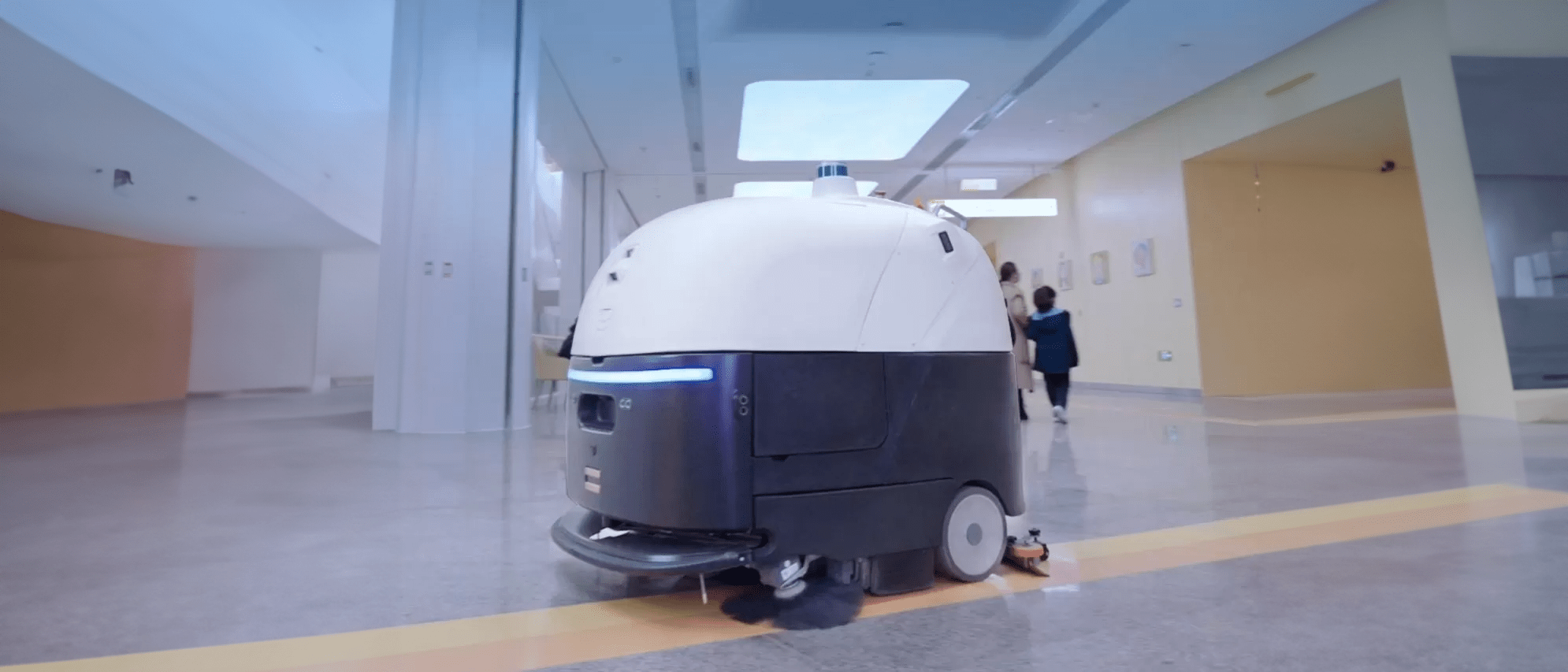 FloorBot Quad 1100 seamlessly navigating around obstacles, exemplifying advanced detection capabilities.